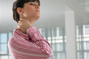 6 حرکت مفید برای رهایی از   گردن درد