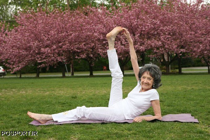 تصاویر جالب خانم کهنسال در حال انجام حرکات یوگا