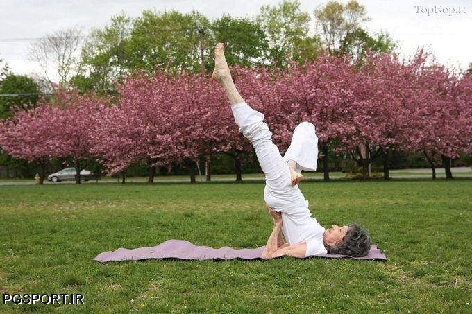 تصاویر جالب خانم کهنسال در حال انجام حرکات یوگا